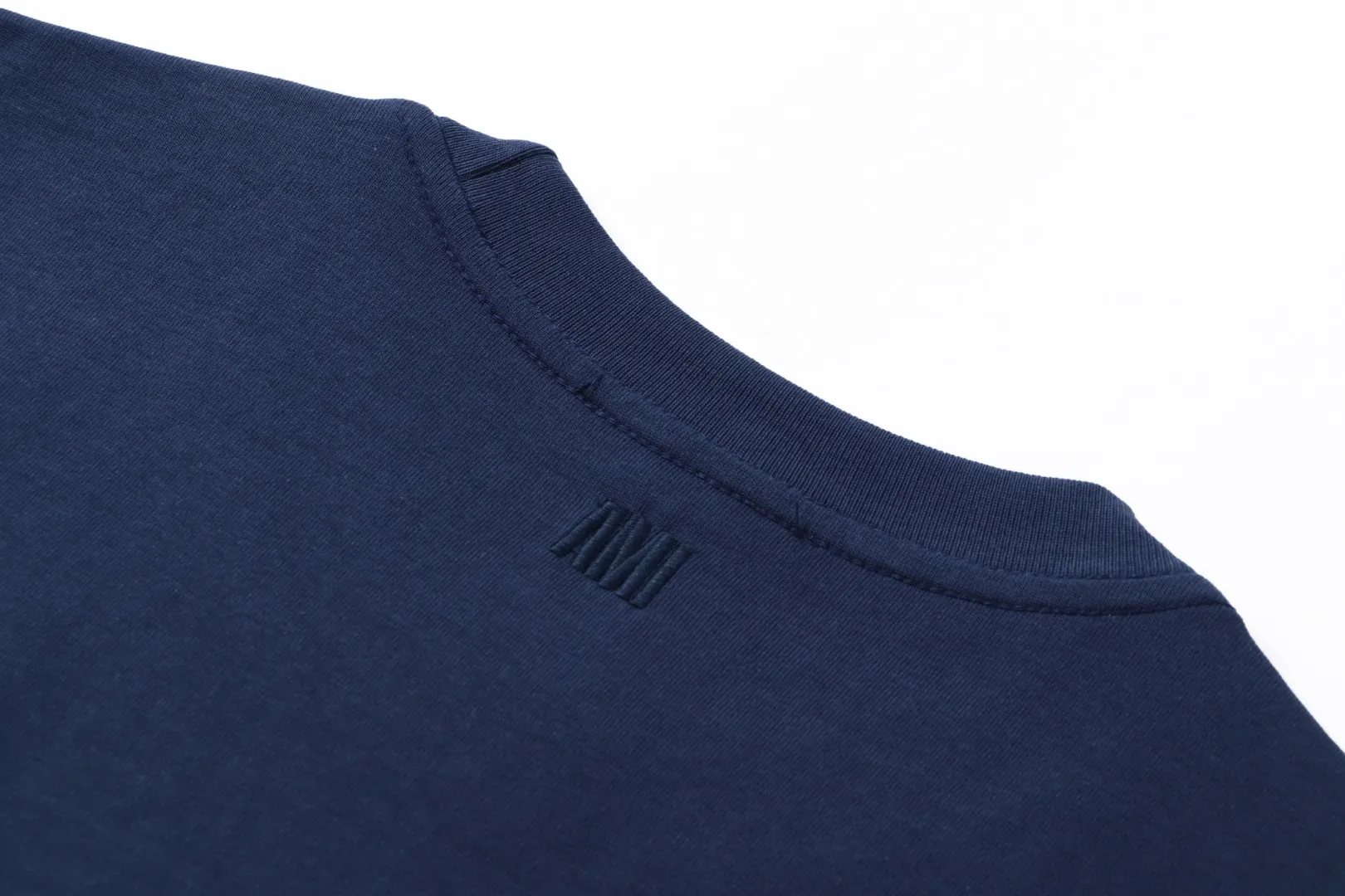 Style No.: A 007# P57 Ami 2026 Spring/Summer New Arrival T-shirt Short Sleeve The workmanship of this chapter is extremely cumbersome and complex. It uses water-soluble polyester and water-soluble thread to start the pattern, dye it, then air-dry, shape it, and then laser process the details. The process takes a long time, which distinguishes it from the junk version of the leaky bottom fabric on the market. We completely restore the correct version of the official website 1:1, with high-weight fabrics, synchronized detail routing, and restored official website letter embroidery, which is the only correct version on the entire network. Color: Apricot Red Black Red White Red Navy Blue Gray Apricot Black Sizes: S-XL